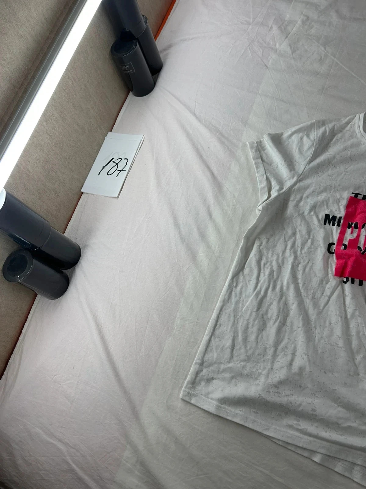 Camiseta Bréal blanca con estampado rosa – photo 3